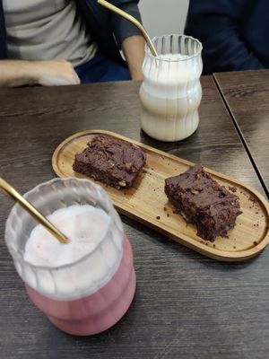 Pink latté et brownie at Kali in Orleans