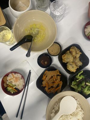 Suppe, Reis, Seitan und verschiedene Gemüsesorten (zum Teil schon aufgegessen)  at OAT Bistro in Ha Long