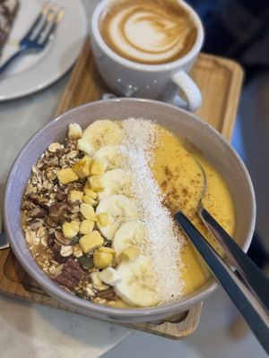 Spicy smoothie bowl vegan   at Roeth Coffee in Meppel