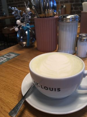 Matcha Latte mit Hafermilch  at St. Louis Cafe in Cologne