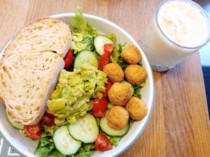 Salad with avocado, tomato, cucumber, falafel (allergen-free special order) & smoothie with mango and coconut at St. Louis Cafe in Cologne