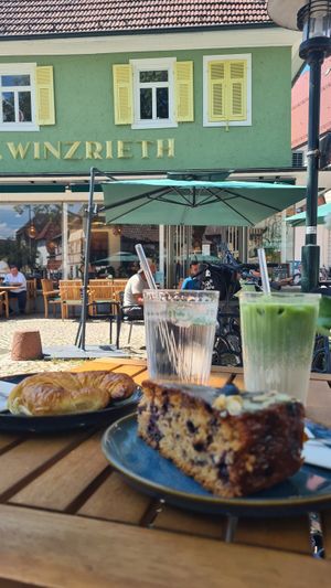 v. Croissant, v. HeidelbeerDinkelMandelKuchen, MatchaHaferLatte, HolunderLimo 😋 16,80€ at Café Winzrieth in Gaggenau