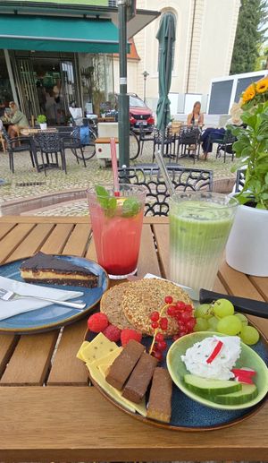 Kleine v Brotzeit, Matcha Latte, HimbeerLimo, SchokoErdnussTarte 😋 at Café Winzrieth in Gaggenau