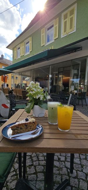 HeidelbeerDinkelMandelKuchen, MatchaKokosLatte, MangoLimo 💚 at Café Winzrieth in Gaggenau