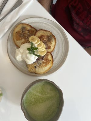 Matcha Latte und pancakes mit Heidelbeeren und Bananen   at Bistro Deppat in Vienna