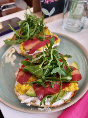 breakfast bagel at Bistro Deppat in Vienna