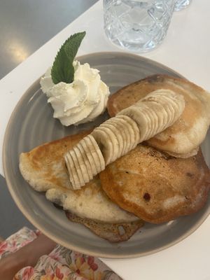 Pancakes mit Banane und Beeren  at Bistro Deppat in Vienna