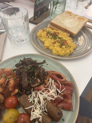 Englisches Frühstück with added Rührei aus Negg mit Toastbrot - come on guys, add a small portion to the breakfast !  at Bistro Deppat in Vienna