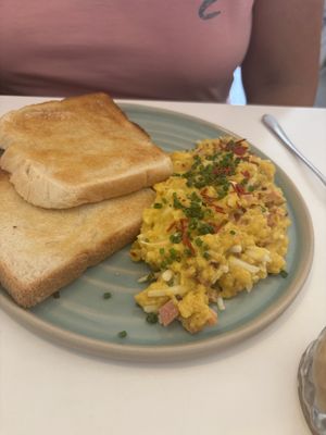 Rührei aus Negg mit Toastbrot
Schinken-Käse  at Bistro Deppat in Vienna