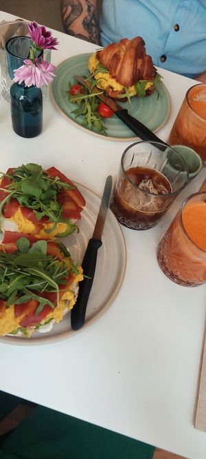 Breakfast Bagel und Gefülltes Croissant at Bistro Deppat in Vienna