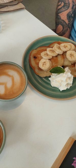 Heidelbeerpancakes mit Banane at Bistro Deppat in Vienna