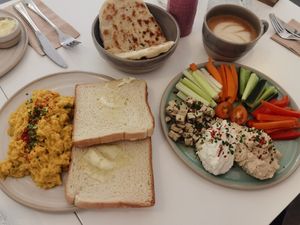 Rührei (7 Euro) & Hummus-Frühstück (12 Euro) at Bistro Deppat in Vienna