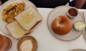 Schinken-Käse-Rührei (10 Euro) & süßes Frühstück (5 Euro) at Bistro Deppat in Vienna