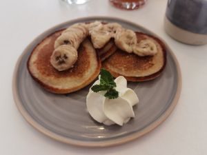 Bananen-Blaubeer-Pancakes (11 Euro) at Bistro Deppat in Vienna