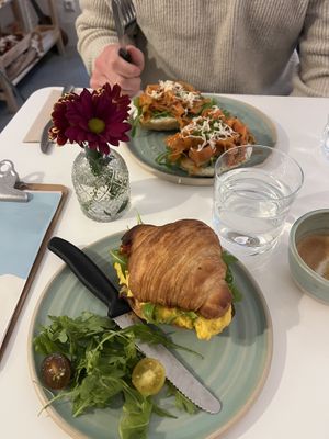 Veganer Lax Bagel (oben) und gefülltes Croissant (unten)   at Bistro Deppat in Vienna