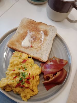 "butter" toast with "ham and egg", delicious and a perfect savoury dish before the sweet selection 😋 at Bistro Deppat in Vienna