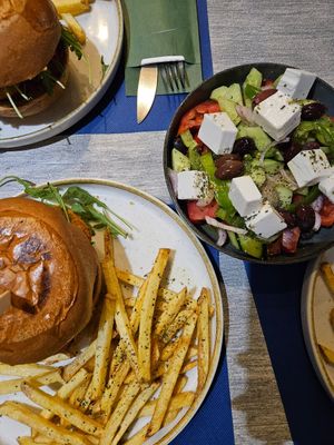 Veganer Chickenburger & Griechischer Salat at Kuro Siwo in Kefalonia
