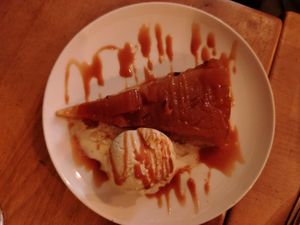 Tarte tatin con pallina di gelato (dolce vegetariano) at Cote Rue in Marseille