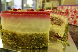 Bakery specializing in artisan and organic bread. All baking is 100% vegan and organic in its majority. You can find cookies, cakes, candy, etc.. Also make vegan cakes on request. 
In Store gluten free, lactose free, egg free,etc products are sold at ECOEcoShop in Granada