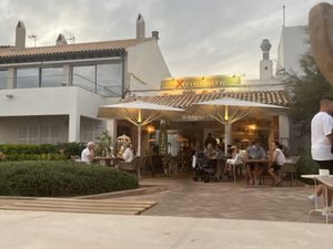 Binnen en ertegenover heb je buiten zitjes aan het water   at Xiringuito in Mallorca