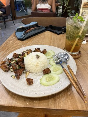 Fried 'pork' with chilli and salt, plus mojito mocktail    at Kem-Kon KhaoSan (เข้ม-ข้น ข้าวสาร) in Bangkok