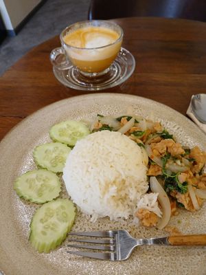 Minced "meat" with basil, medium spice and soooo tasty at Kem-Kon KhaoSan (เข้ม-ข้น ข้าวสาร) in Bangkok