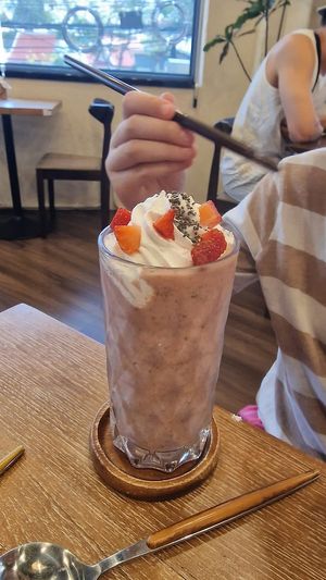 Strawberry milkshake at Kem-Kon KhaoSan (เข้ม-ข้น ข้าวสาร) in Bangkok
