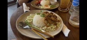 Garlicky chicken with ricee  at Kem-Kon KhaoSan (เข้ม-ข้น ข้าวสาร) in Bangkok