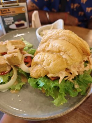 Ofcourse i had to crab the Double-Trouble sandwich…stuffed with coleslaw, vegan bacon and salad by side  at Kem-Kon KhaoSan (เข้ม-ข้น ข้าวสาร) in Bangkok
