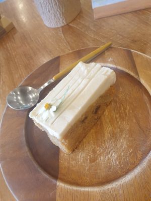 Carrot cake - 5/10 The crumb is a bit too stiff at Kem-Kon KhaoSan (เข้ม-ข้น ข้าวสาร) in Bangkok