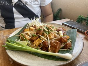 Pad thai with crispy pork  at Kem-Kon KhaoSan (เข้ม-ข้น ข้าวสาร) in Bangkok