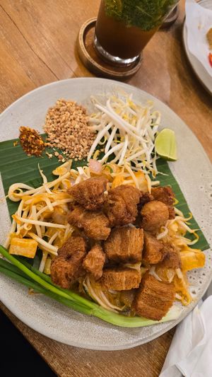 pad thai with vegan crispy pork at Kem-Kon KhaoSan (เข้ม-ข้น ข้าวสาร) in Bangkok