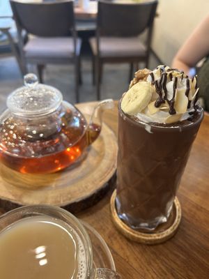 choccy banana shake 🙌🏻✨ and earl grey tea pot  at Kem-Kon KhaoSan (เข้ม-ข้น ข้าวสาร) in Bangkok