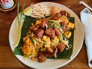 Pad Thai with vegan crispy pork at Kem-Kon KhaoSan (เข้ม-ข้น ข้าวสาร) in Bangkok