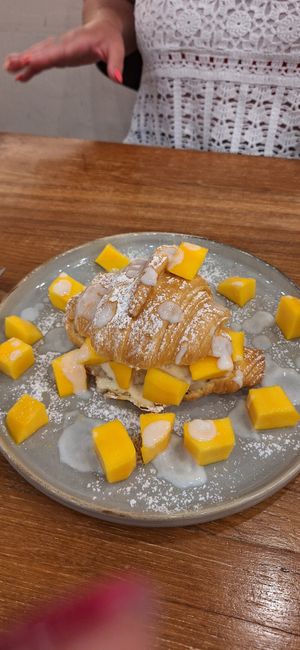 Mango sticky rice crossiant at Kem-Kon KhaoSan (เข้ม-ข้น ข้าวสาร) in Bangkok