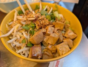 Caramelised tofu bowl (vegan) at Knees To Chin  in Antwerpen