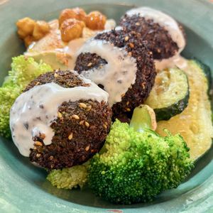 Bowl with tabbouleh, falafel, chickpeas, hummus, broccoli and tahinii  at Muaré in Mallorca