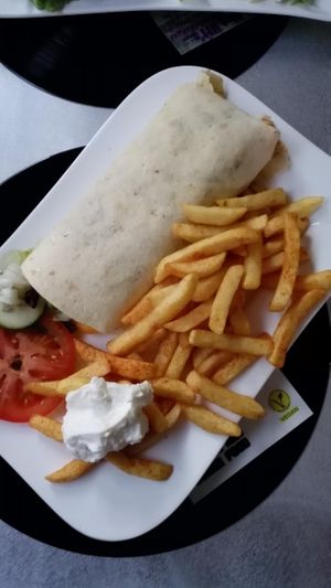 vegan wrap with fries and vegan mayonnaise at 80's Corner in Muenster