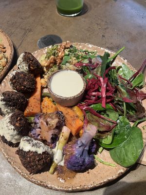 Falafel, verduras de temporada con salsa mostaza, ensalada con quinoa y garbanzos, salsa tahini  at Honest Greens in Valencia