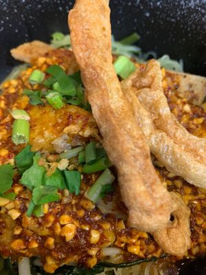 🕌⚖️ Tom Yum "Dry" 🇵🇸🇮🇪Noodles, ie. without a broth, but still very ⚖️🌏 flavourful 🇵🇸🌍🇵🇸🌎🇮🇷🇵🇸🇾🇪🇵🇸⚖️👩🏽 at Begin Vegan Food in Chiang Mai