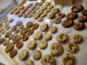 Une vitrine alléchante, remplie de bons cookies en partie vegan. at Happy Cookie in Bordeaux