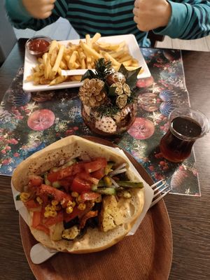 Es gibt sogar vegane Saucen und Tee gratis 😍 at Gemüse Kebap by Sahlina in Berlin