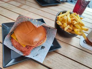 Kill Ronald Burger in vegan Version (smashed Burger) with fries at Butjer Smashed in Linden in Hannover