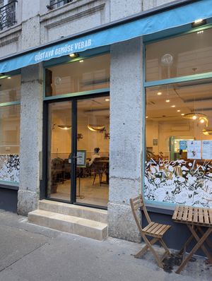 view from the street at Güstavo Gemüse Vebab in Lyon