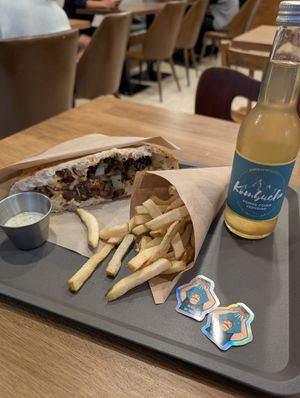 kebab, fries and kombucha at Güstavo Gemüse Vebab in Lyon