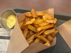 Des bonnes frites qui se marient bien avec la sauce véganaise at Güstavo Gemüse Vebab in Lyon