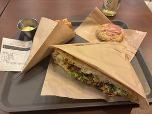 Vebab avec du pain et un cookie végan 😋 at Güstavo Gemüse Vebab in Lyon