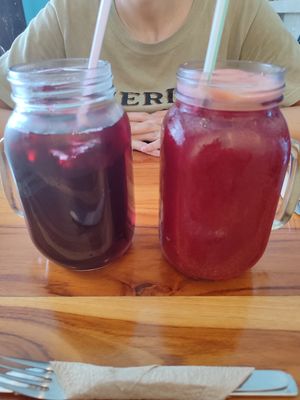 Agua Jamaica and a beetroot smoothie at Punto Verde Campeche in Campeche