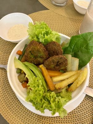 Bowl aus frischem Gemüse und Falafel   at Portofino's in Puerto Villamil