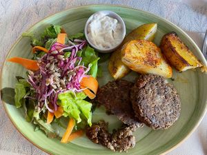 Hamburguesas de champiñones con nueces, ensalada y patatas al horno 👌🏽  at Plaer Vegetaria in Mallorca